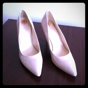 Nine west pointed pumps (nude)